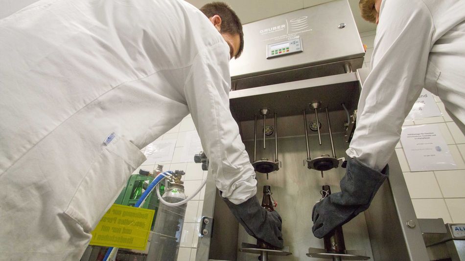 Studenten der Lebensmitteltechnologie brauen Bier im Labor