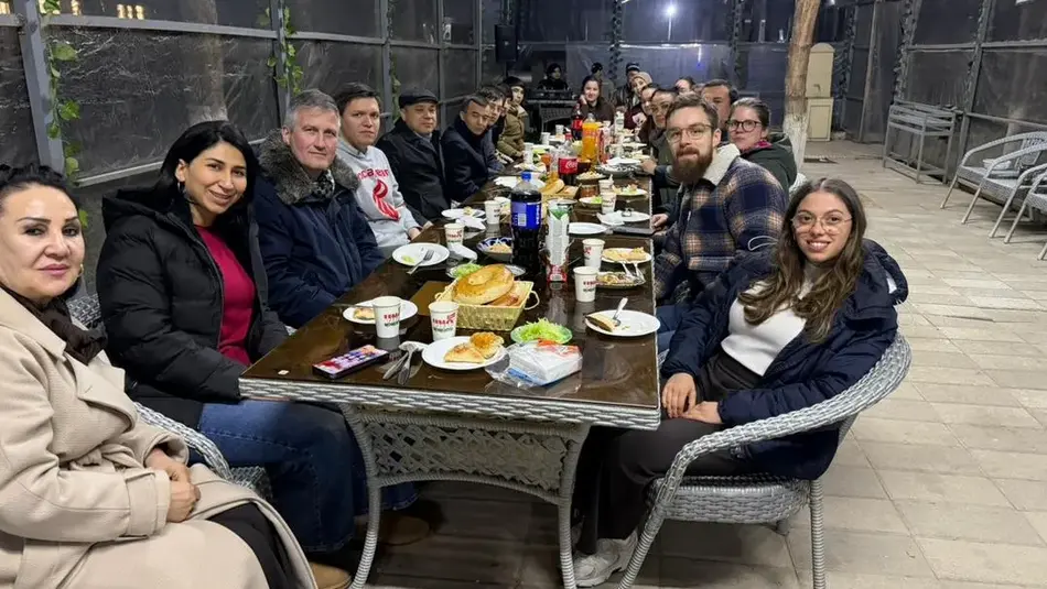 Professor, Mitarbeitende und Studierende der Fachrichtung Lebensmitteltechnik der Hochschule Trier an der Agrar-Univerität in Taskent, gemeinsames Abendessen