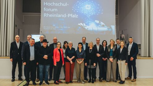 Mitglieder des Hochschulforum Rheinland-Pfalz stehen in der Aula der Hochschule Trier