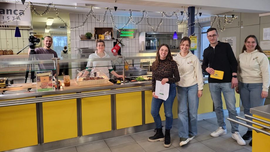 Master-Studierende der Lebensmittelwirtschaft beim Videodreh für das Reel über die Klappschmier des Studierendenwerks Trier