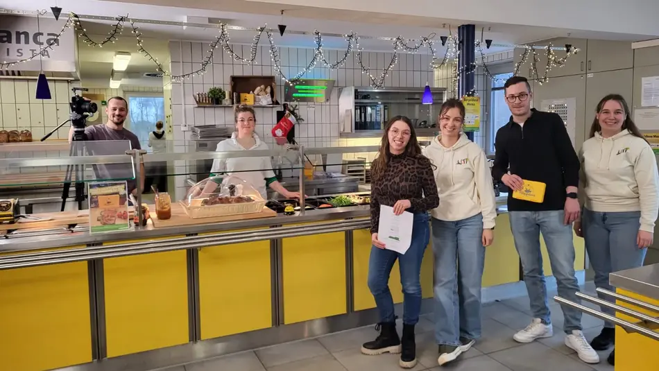 Master-Studierende der Fachrichtung Lebensmitteltechnik beim Videodreh für das Reel über die Klappschmier des Studierendenwerks Trier