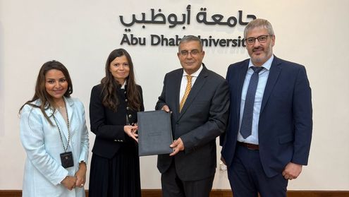 Professorin Christina Heidt mit Vertretern der Abu Dhabi University mit einer Vereinbarung zur Zusammenarbeit