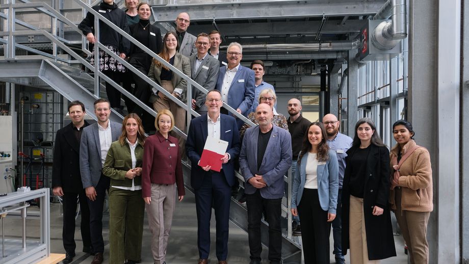 Das Präsidium sowie Beschäftigte und Studierende des Umwelt-Campus begrüßten Landtagsabgeordnete Caroline Pehlke (1. Reihe, 3. v. l.) und Minister Ebling (1. Reihe, 5. v. l.) im Technikum Verfahrenstechnik.