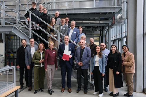 Das Präsidium sowie Beschäftigte und Studierende des Umwelt-Campus begrüßten Landtagsabgeordnete Caroline Pehlke (1. Reihe, 3. v. l.) und Minister Ebling (1. Reihe, 5. v. l.) im Technikum Verfahrenstechnik.