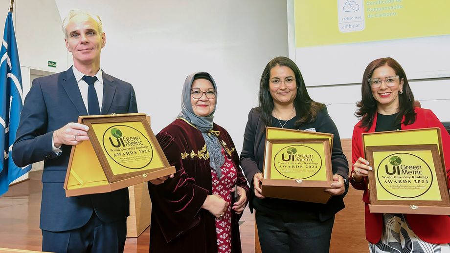 Jackeline Martinez (2.v.r.) vom Umwelt-Campus/IfaS mit der Gründerin des Rankings Prof. Riri Fitri Sari (2.v.l.) und weiteren Preisträgern in São Paulo.