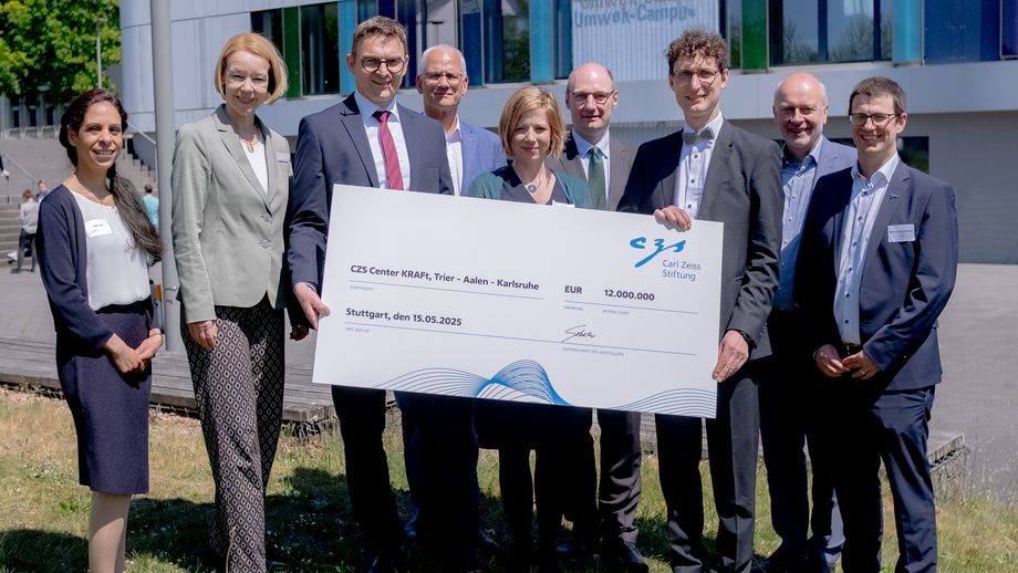 Gruppenfoto mit Scheckübergabe