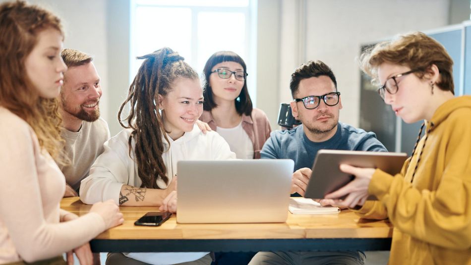 Lerngruppe von Studierenden im Master Energiemanagement 