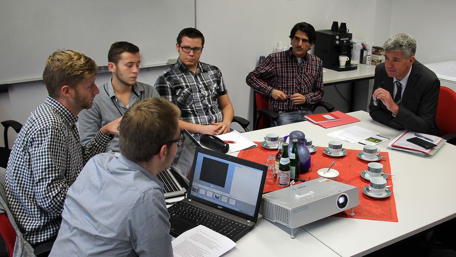 Studentische Projektgruppe im Interview mit dem Landrat des Landreises Birkenfeld. v.l.: Lukas Sebastian, Benedikt Stroh, Ruwen Schäfer, Dominik Klingner, Markus Ochs, Dr. Matthias Schneider
