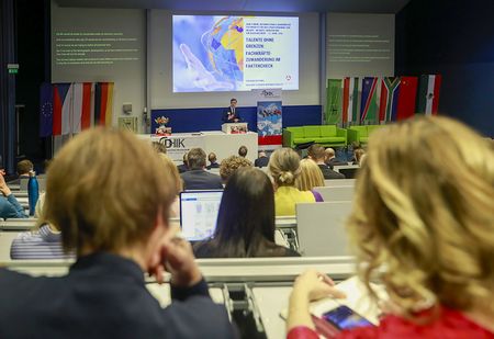Publikum verfolgt einen Vortrag beim DHIK Forum 2026 zum Thema internationaler Fachkräftezuwanderung.