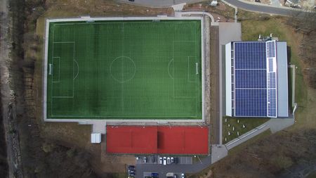 Sportzentrum mit Fußballplatz und Tennisplätzen