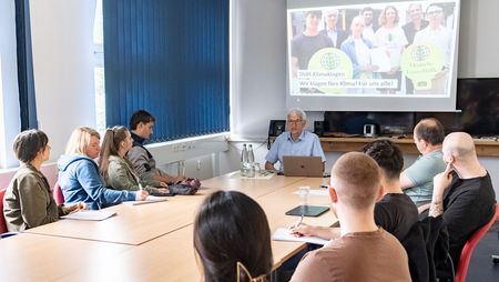 Jürgen Resch in Diskussion mit Studierenden