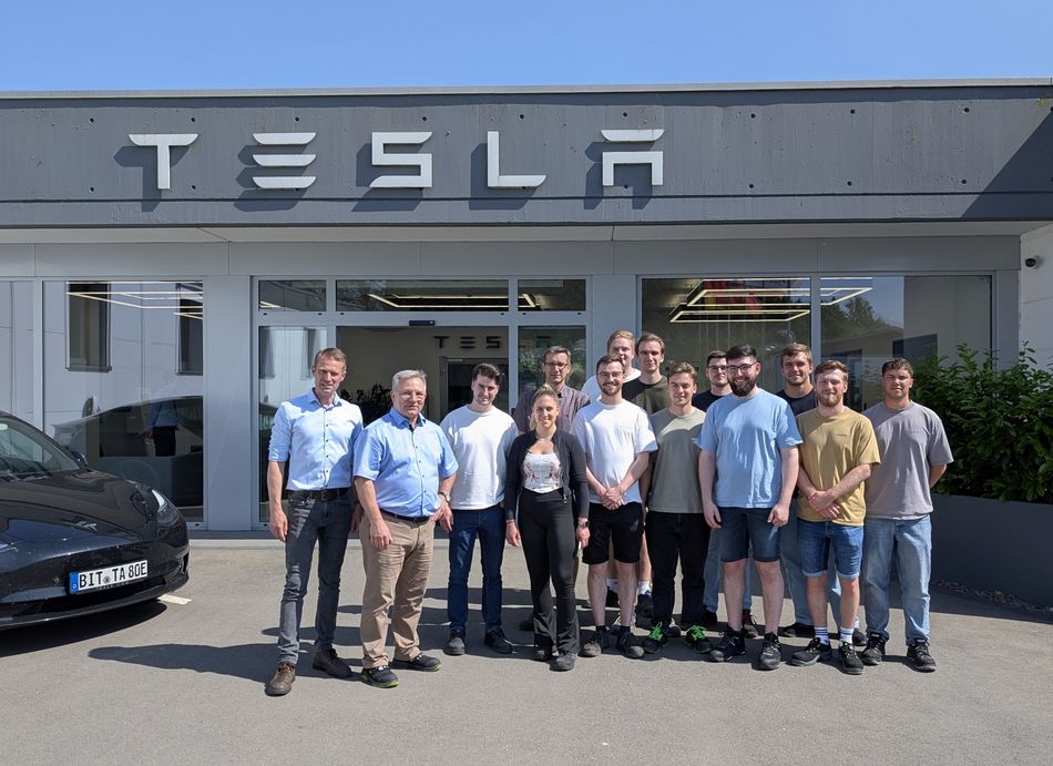 Maschinenbaustudierende der Hochschule Trier erhalten exklusive Einblicke in hochautomatisierte Produktionsanlagen bei Tesla Automation.