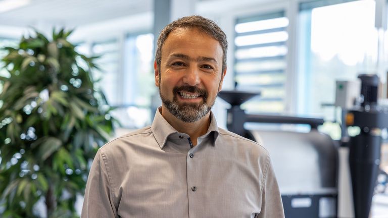 Portraitbild vor dem Kaffeeröster von Arash Sadeghi Mehr, Professor in der Fachrichtung Lebensmitteltechnik
