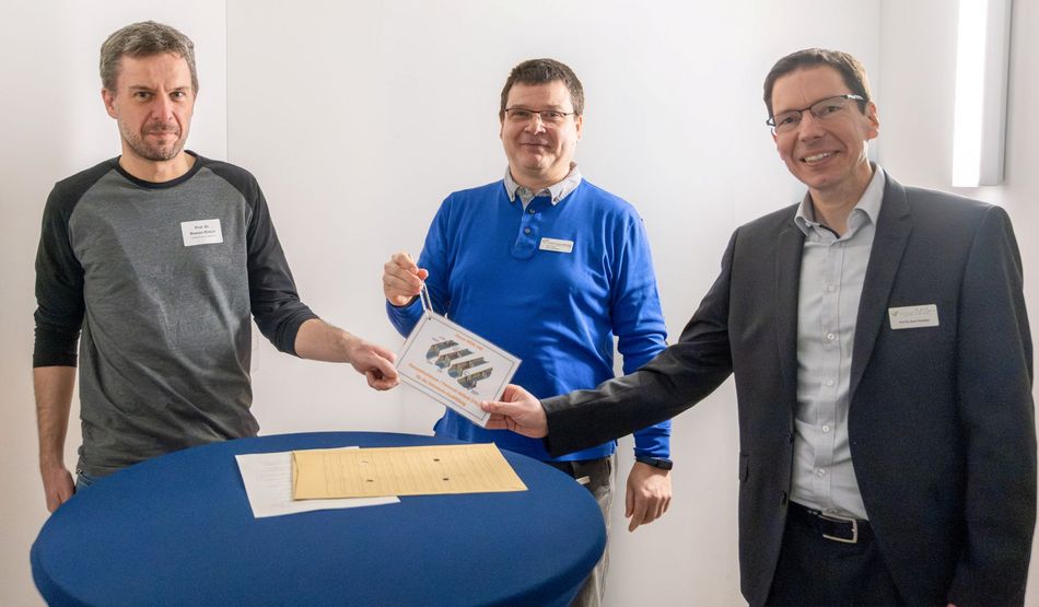 Prof. Dr.-Ing. Percy Kampeis (mitte) übergibt den Schlüssel zur Personalschleuse an die späteren Nutzer Prof. Dr. Roman Kirsch (links) und Prof. Dr. Denis Theobald (rechts).