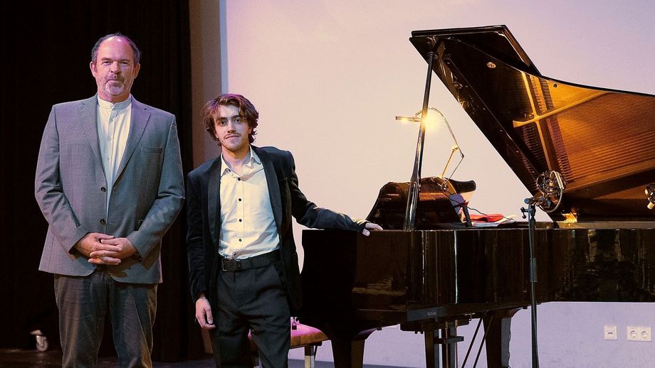 Spendensammler und Initiator Rick mit Pianist Johann Berend
