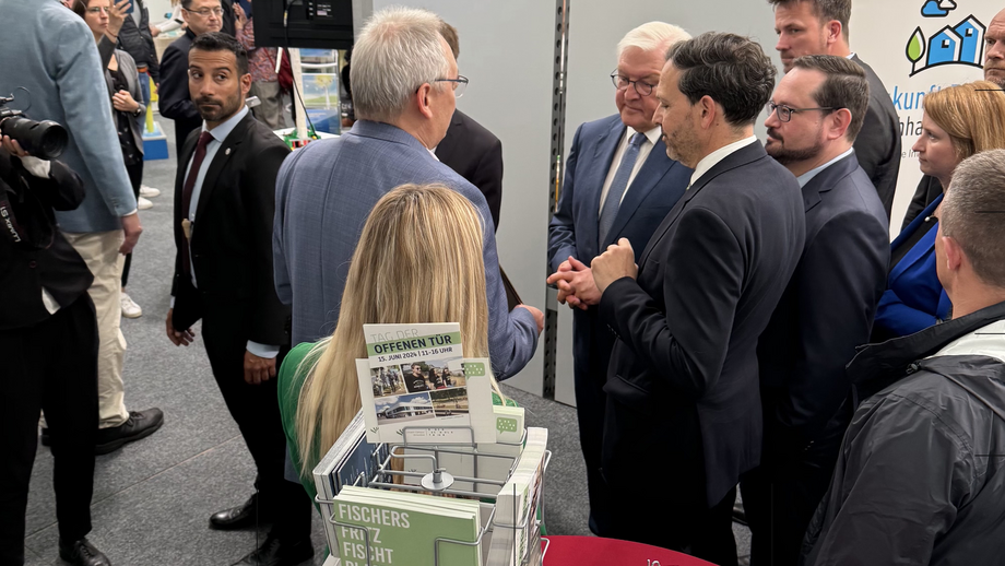Prof. Dr. Klaus Helling im Gespräch mit Bundespräsident Frank-Walter Steinmeier am Infostand des Umwelt-Campus.
