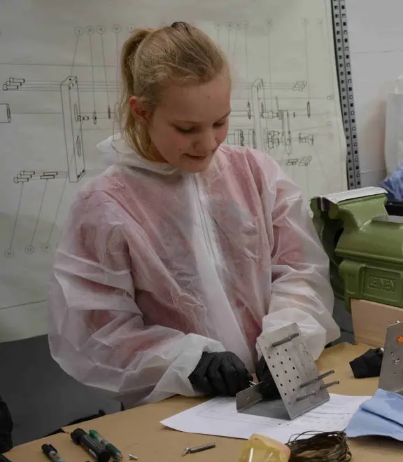 Schülerin beim Arbeiten im Workshop