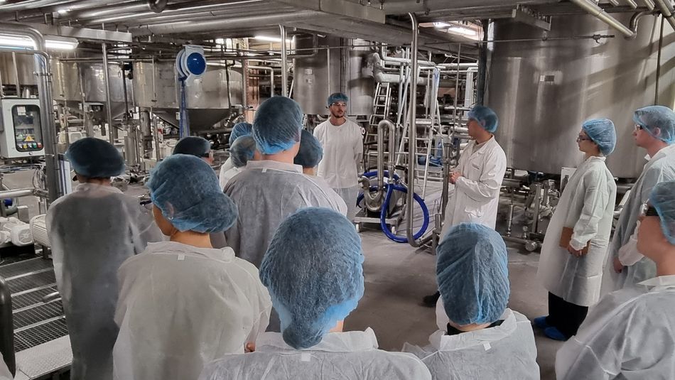 Studierende der Lebensmitteltechnik in Schutzkleidung in der Produktion von Cosmolux
