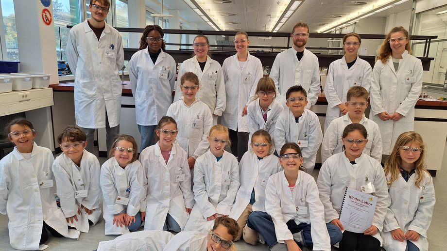 Gruppenbild Teilnehmer und Helfer des Kinderlabors der Lebensmitteltechnik im Labor