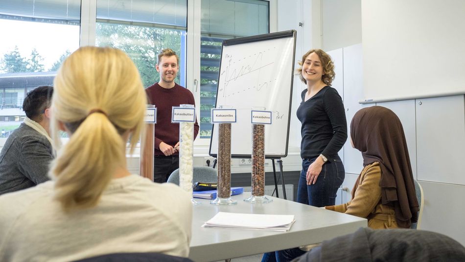 Eine Master Studentengruppe der Lebensmittelwirtschaft in einer Projektbesprechung.