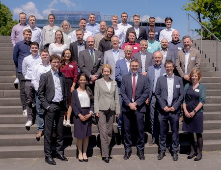 Projektkonsortium mit Vertretern der Carl-Zeiss-Stiftung, der Hochschule Aalen, des Karlsruher Instituts für Technologie und der Hochschule Trier