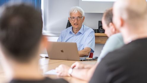Jürgen Resch vor Studierenden