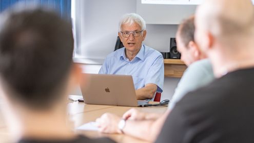 Jürgen Resch vor Studierenden