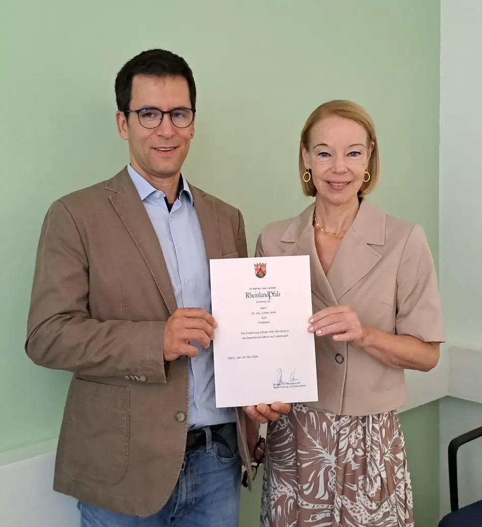 Prof. Dr.-Ing. Lukas Lentz mit der Präsidentin der Hochschule Trier Prof. Dr. Dorit Schumann bei der Übergabe der Ernennungsurkunde.