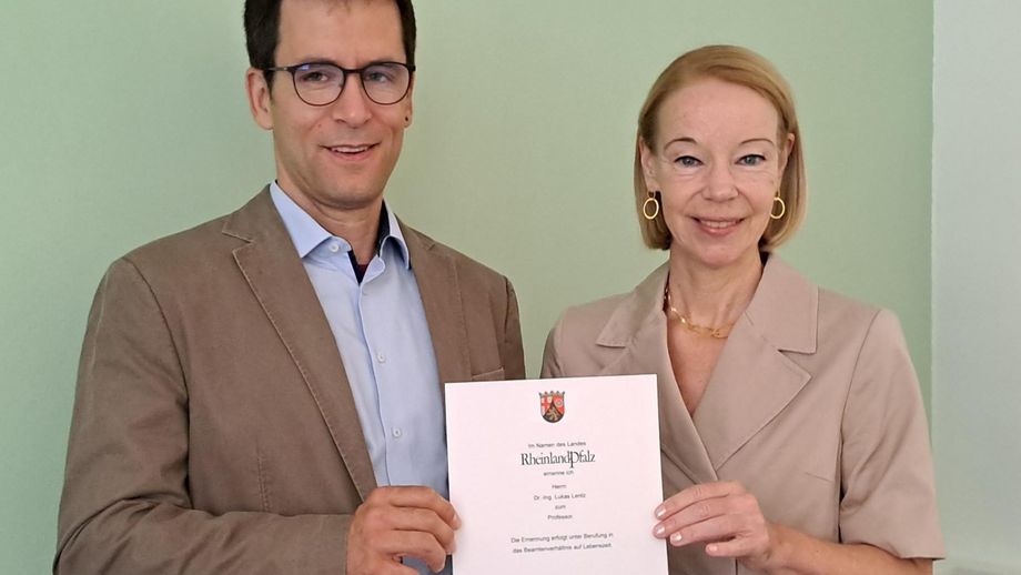 Prof. Dr.-Ing. Lukas Lentz mit der Präsidentin der Hochschule Trier Prof. Dr. Dorit Schumann bei der Übergabe der Ernennungsurkunde.