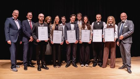 Die Preisträgerinnen und Preisträger der Bürkle- und Martin-Klar-Preise mit den betreuenden Professorinnen und Professoren: (v.l.n.r.) Prof. Dr. Klaus Helling, Prof. Dr.-Ing. Michael Wahl, Nick Schneider, Prof. Dr. Anna Donner de Ceiba, Francesca Hepp, Prof. Dr. Stephan Didas, Noah Levin, Prof. Dr. Thorsten Schaper, Pauline Feldges, Paul Veit, Enya Zahn, Prof. Dr.-Ing. Peter Gutheil.