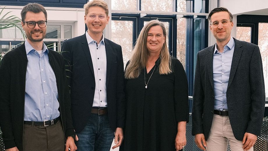 Die Prodekanin Prof. Dr. Anne Schweizer begrüßt die neuen Professoren im FB UPT, die im Sommersemster 2025 ihren Dienst aufgenommen haben (v.l.n.r.): Prof. Dr.-Ing. Jens Dittmann, Prof. Dr. Christoph Kreiterling, Prof. Dr.-Ing. Florian Mohr.