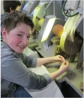Schüler beim Edelsteine schleifen