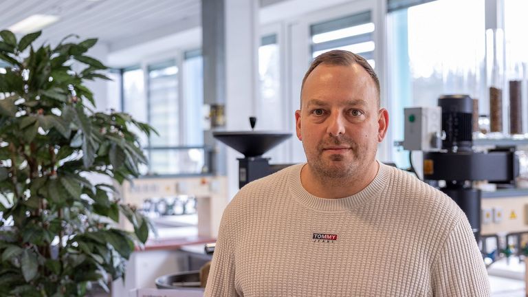 Portraitbild vor dem Kaffeeröster von Holger Weinand, Mitarbeiter in der Fachrichtung Lebensmitteltechnik