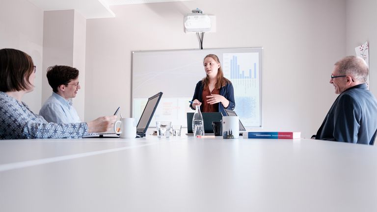 Titelfoto Umwelt- und Wirtschaftsinformatik (dual): Duale Studentin bei Präsentation im Ausbildungsbetrieb.