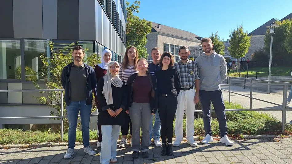 Neue und aktuelle Studierende Master "Lebensmittelwirtschaft" Wintersemester 2026/2027 stehend vor Gebäude D der Hochschule Trier