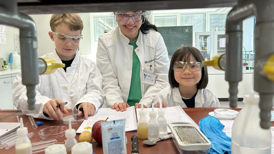 Kinder beim experimentieren im Labor, Kinderuni 2024