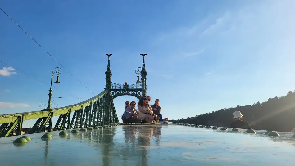 Junge Ersamus-Studierende der Hochshcule Trier auf einer Brücke in Budapest