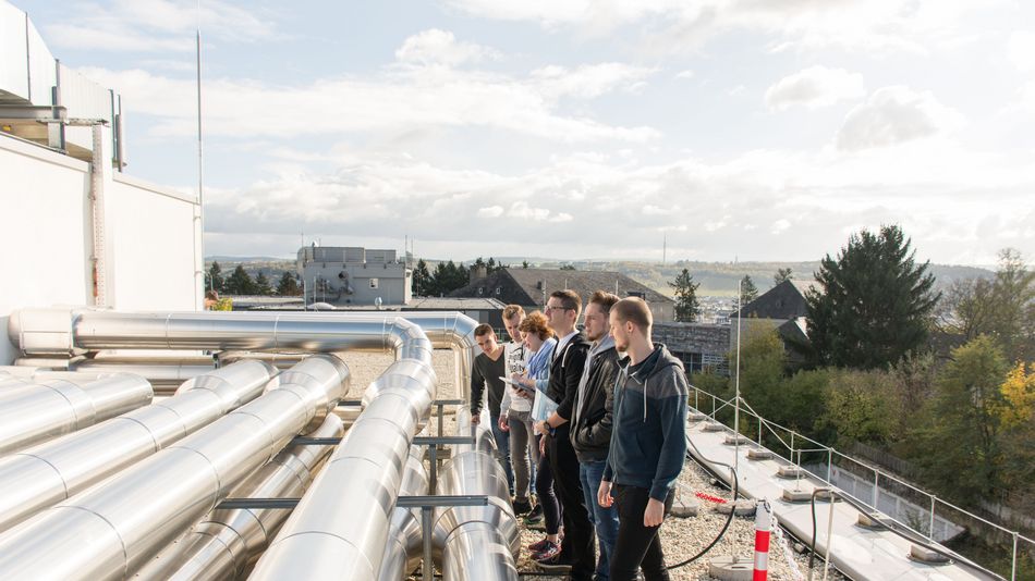 Studierende des Studiengangs Technische Gebäudeversorgung und Versorgungstechnik während einer praxisnahen Vorlesung.