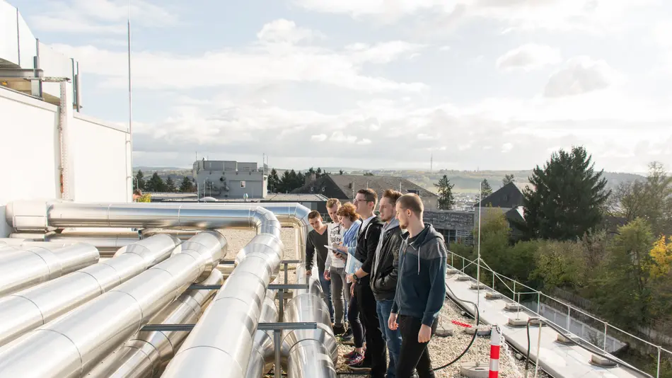 Studierende des Studiengangs Technische Gebäudeversorgung und Versorgungstechnik während einer praxisnahen Vorlesung.