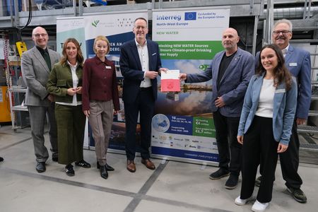 Minister Ebling (4. v. r.) überreicht den Zuwendungsbescheid für das Projekt NEW WATER an Prof. Dr. Peter Heck.