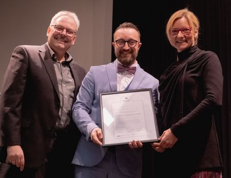 Bürkle-Preis - Philipp Collet (mitte) mit Prof. Dr. Kathrin Nitschmann und Prof. Dr. Klaus Helling