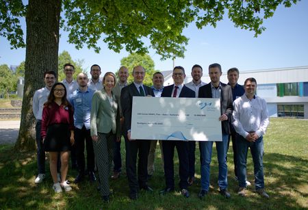 Vertreter der Hochschule Trier, Institutsleiter und Mitarbeiter des Instituts Betriebs- und Technologiemanagement (IBT) und des Instituts für Mikroverfahrenstechnik und Partikeltechnologie (IMiP) mit dem Fördercheck der Carl-Zeiss-Stiftung