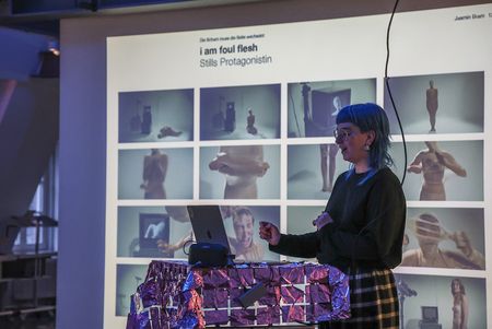 Preisträgerin stellt ihre Arbeit vor. 