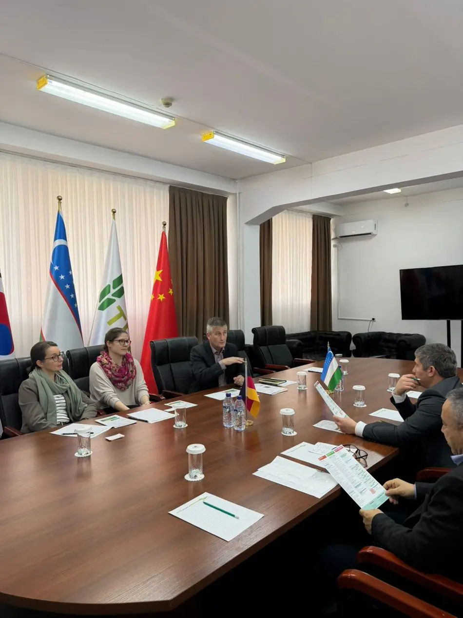 Professor, Mitarbeitende und Studierende der Fachrichtung Lebensmitteltechnik der Hochschule Trier an der Agrar-Univerität in Taskent, Kooperationsgespräche