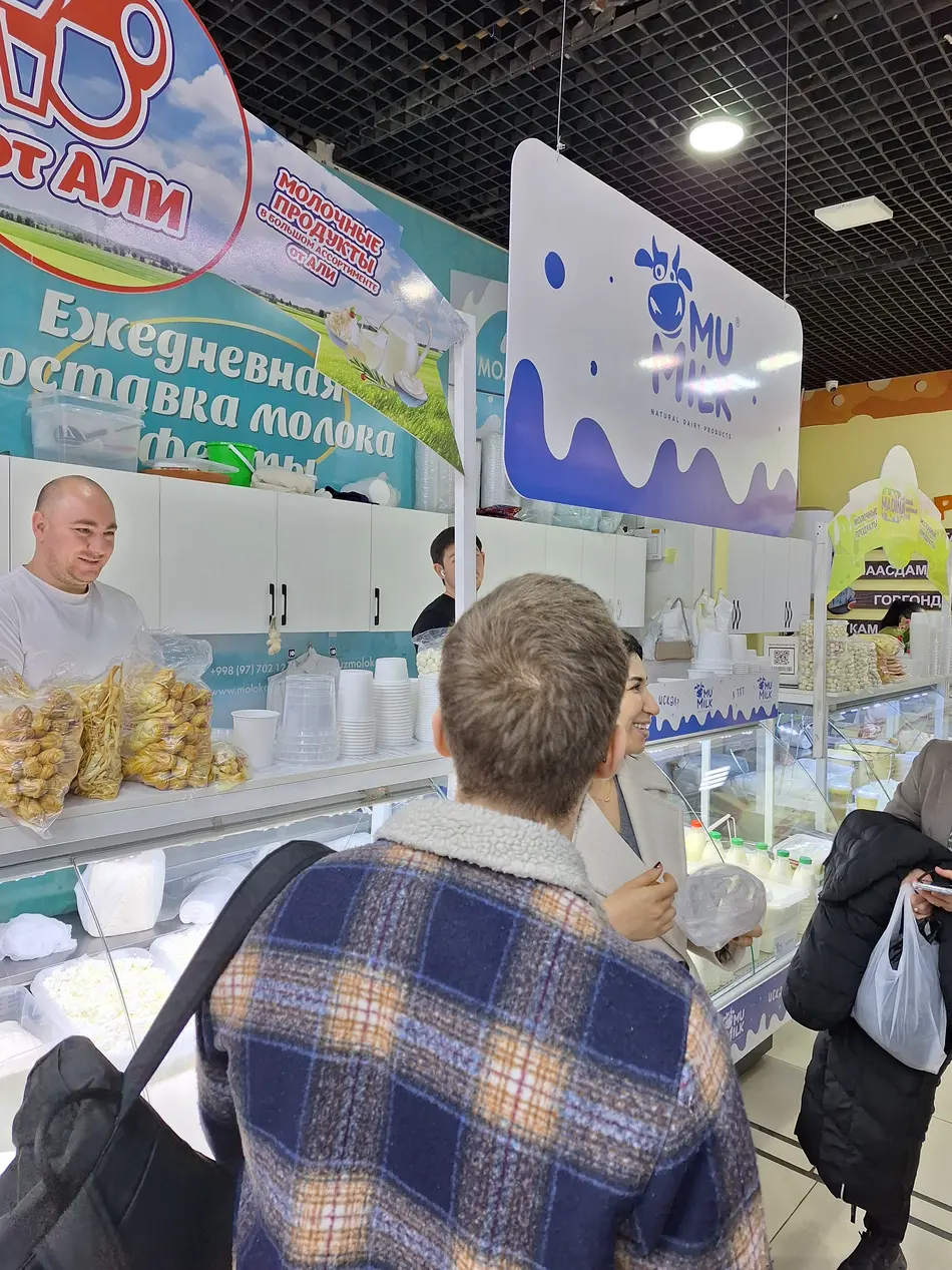 Professor, Mitarbeitende und Studierende der Fachrichtung Lebensmitteltechnik der Hochschule Trier an der Agrar-Univerität in Taskent, Besuch eines Marktes