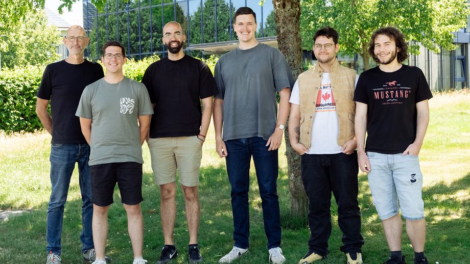 Gruppenfoto mit rojektteam: Projektleiter Prof. Dr. Rolf Krieger (l.) mit Wissenschaftlichen Mitarbeitern und Studierenden