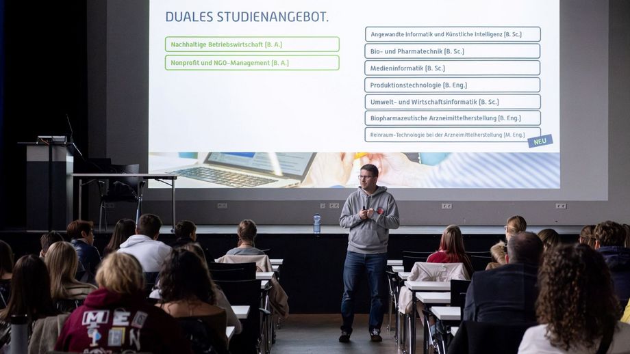 Begrüßung durch den Initiator des Hochschulpraktikums Prof. Dr. Stephan Didas