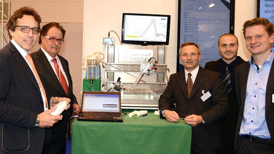 Projektgruppe des Projekts AMICI an Messestand