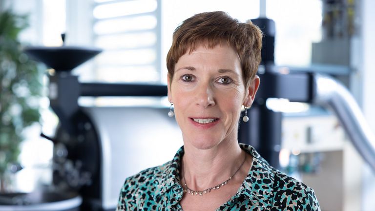 Portraitbild vor dem Kaffeeröster von Marion Holländer, Mitarbeiterin in der Fachrichtung Lebensmitteltechnik