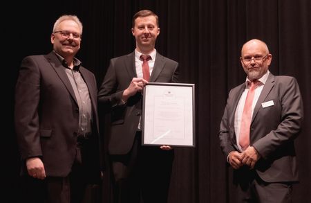 Martin-Klar-Preis - Jerome Wittling (mitte) mit Prof. Dr. Klaus Helling (links) und Prof. Dr.-Ing. Peter Gutheil